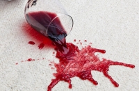 Как вывести пятно от красного вина?